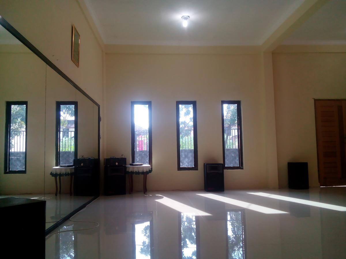 Pondok Cemara Hotel Medan Exterior photo